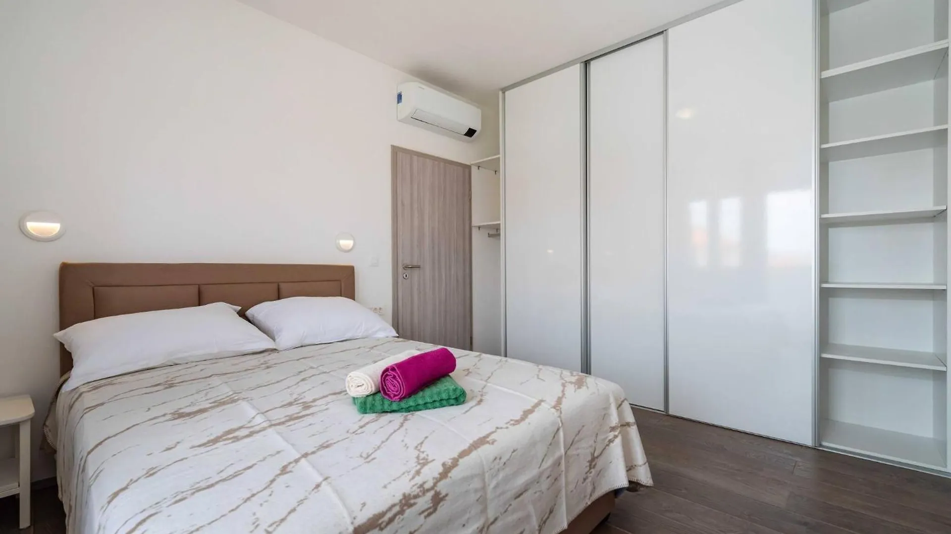My Dalmatia - Apartment Blagdan One With Private Parking Zadar 0*,